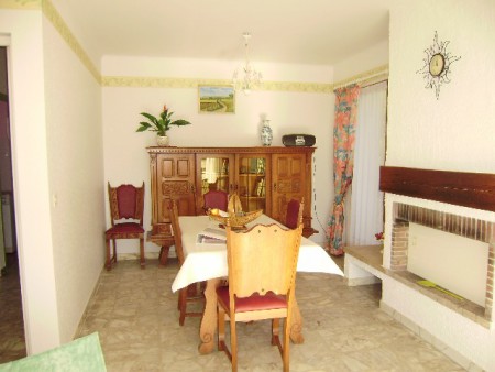 Le séjour côté salle à manger